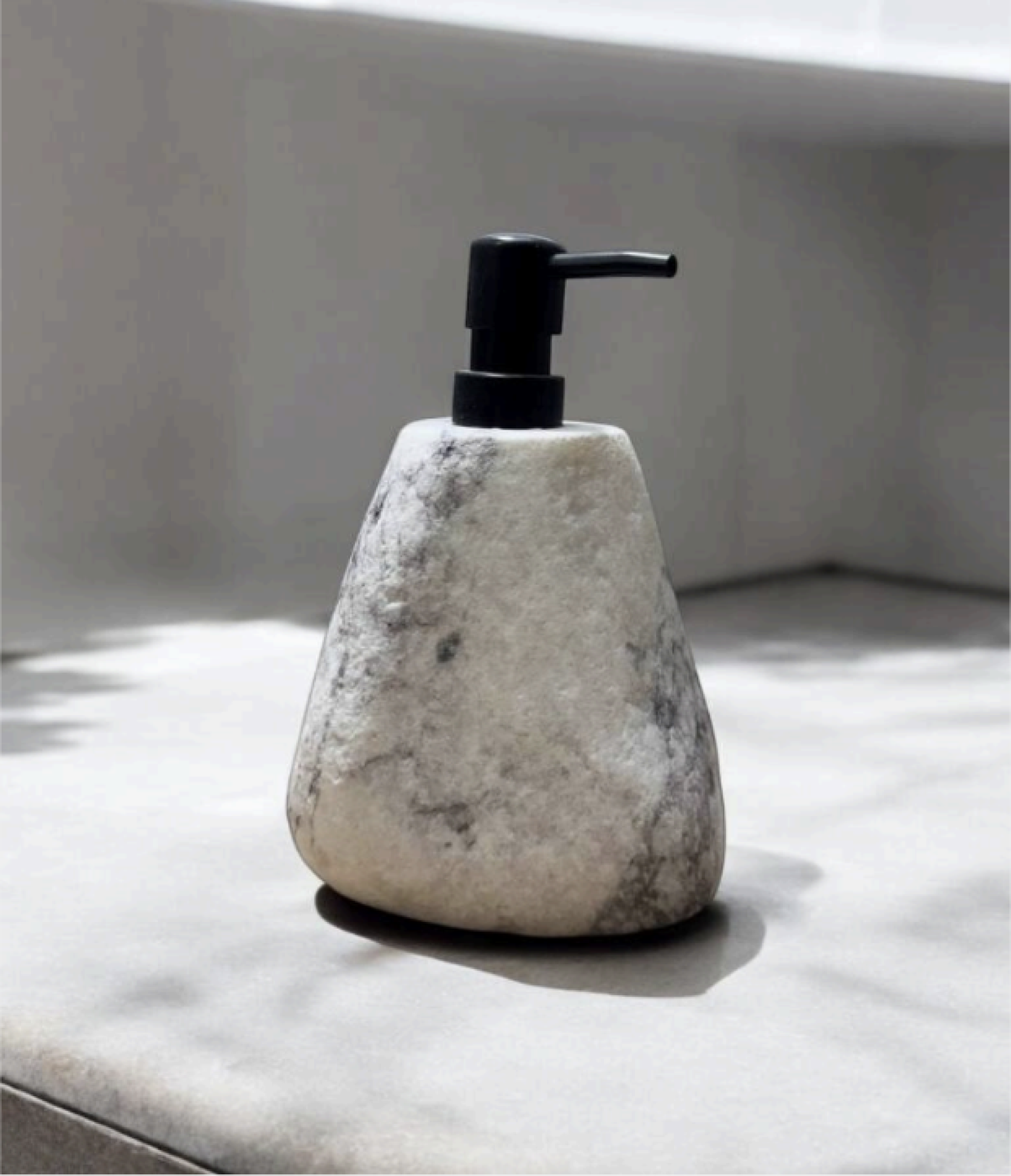 Білий-мармур-з-чорними-прожилками-ди-